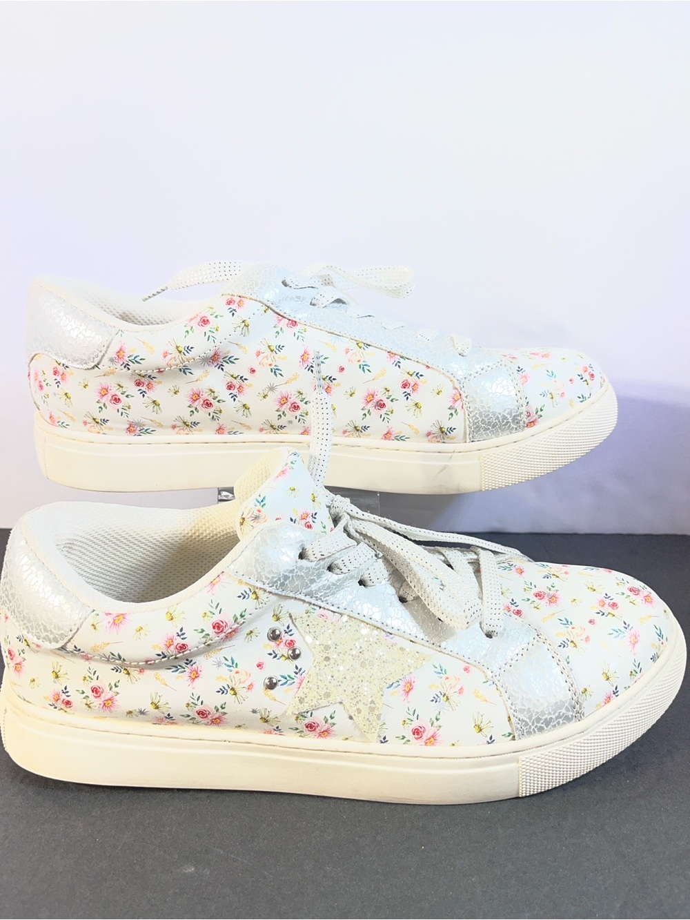 Hey Girl by Corkys 10 White Floral Lace-Up Sneakers with Silver Star Accent
